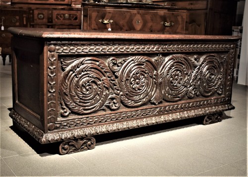 Furniture  - Carved valnut Chest, Renaissance italian of 16th century